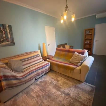 Three Bedroom Close To Beaches And Town Apartment *